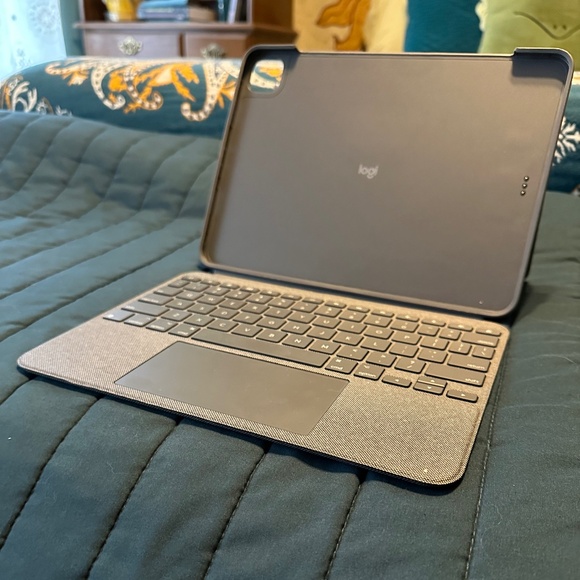 Logitech | iPad Pro 11" (1st-4th Gen) Case with Detachable Keyboard - Picture 2 of 6